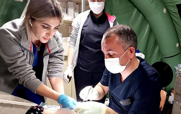 Hərbi həkimlərimiz Türkiyədə 71 cərrahi əməliyyat icra edib, 468 nəfərə ambulator yardım göstəriblər - FOTO