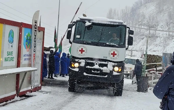 Автомобили МККК перевезли по дороге Ханкенди-Лачын лиц армянской национальности - ФОТО