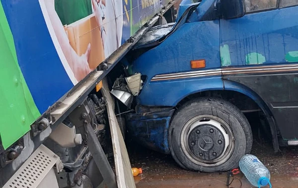 Miktoavtobus yük maşınına çırpıldı, bir nəfər ağır yaralandı - Baş DYP - FOTO