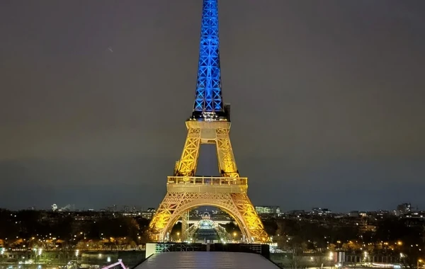 Eyfel qülləsi növbəti dəfə Ukrayna bayrağı rəngində işıqlandırıldı - FOTO/VİDEO