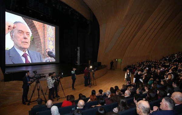 Heydər Əliyev Mərkəzində “Ölülər” pyesi anşlaqla izlənildi - FOTO