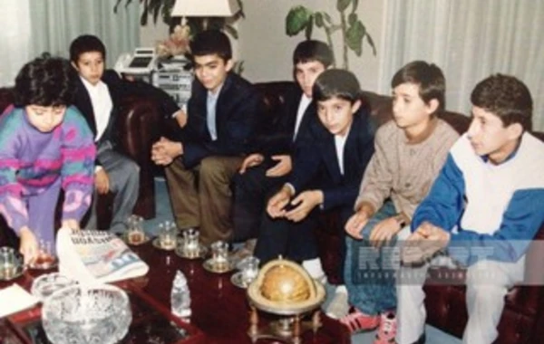Xocalılı uşaqları Türkiyəyə aparan professor: “Onlardan birini övladlığa götürdüm” - FOTO