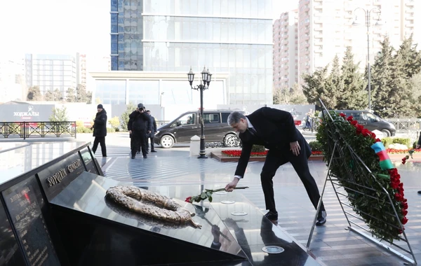 Официальные лица государства и правительства посетили памятник жертвам Ходжалинского геноцида - ФОТО