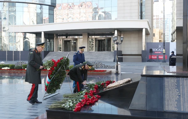 Официальные лица государства и правительства посетили памятник жертвам Ходжалинского геноцида - ФОТО