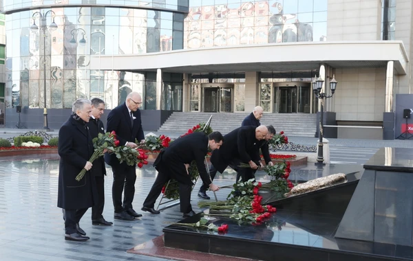 Официальные лица государства и правительства посетили памятник жертвам Ходжалинского геноцида - ФОТО