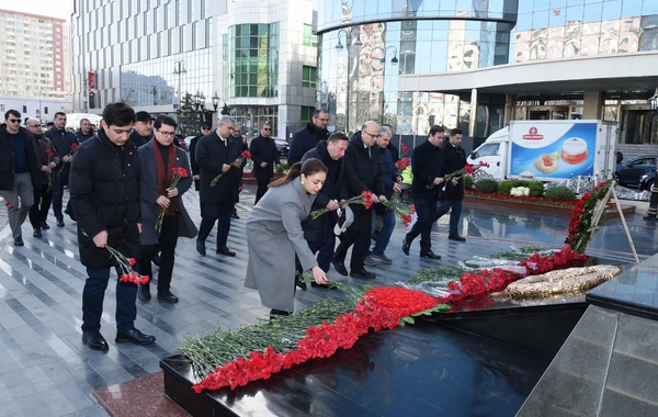 SOCAR-ın kollektivi Xocalı soyqırımı abidəsini ziyarət edib - FOTO