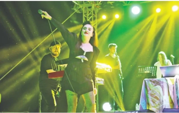 Türkiyəli müğənni zəlzələdən qorxduğu üçün İstanbulu tərk etdi - FOTO