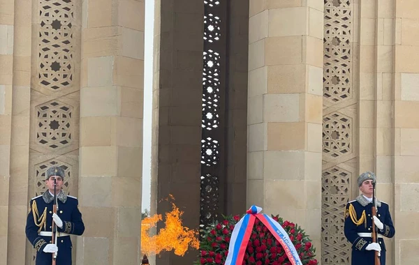 Lavrov Fəxri və Şəhidlər xiyabanlarını ziyarət etdi - FOTO
