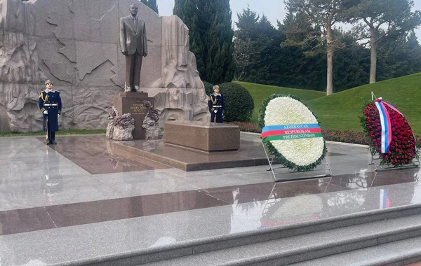 Lavrov Fəxri və Şəhidlər xiyabanlarını ziyarət etdi - FOTO