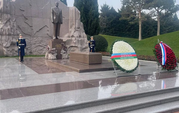 Сергей Лавров посетил Аллею шехидов и Аллею почетного захоронения - ФОТО