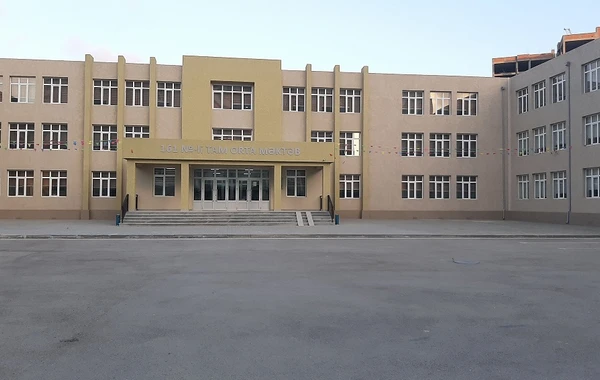Bakının daha bir məktəbində qalmaqal - Valideynlə müəllim arasında insident - RƏSMİ