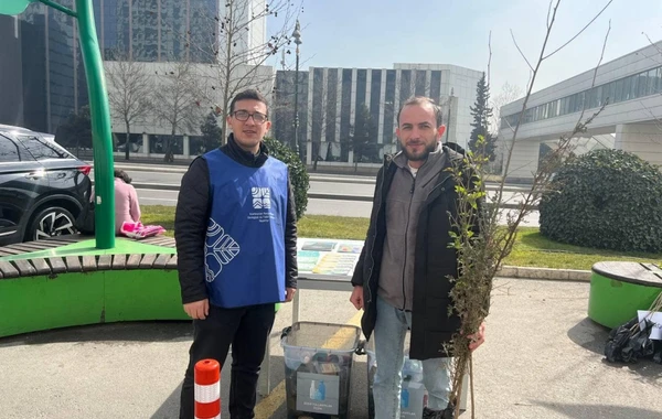 Şüşə, işlənmiş batareya və plastik tullantı təhvil verən vətəndaşlara ağac tingləri paylanılıb - FOTO