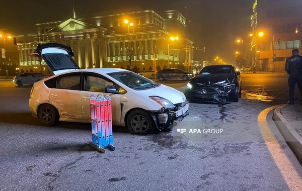 Bakıda “Mercedes” "Prius"a çırpıldı - FOTO
