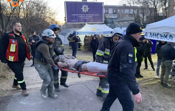 Zaporojyedə beşmərtəbəli bina raketlə vuruldu: Ölənlər var - FOTO