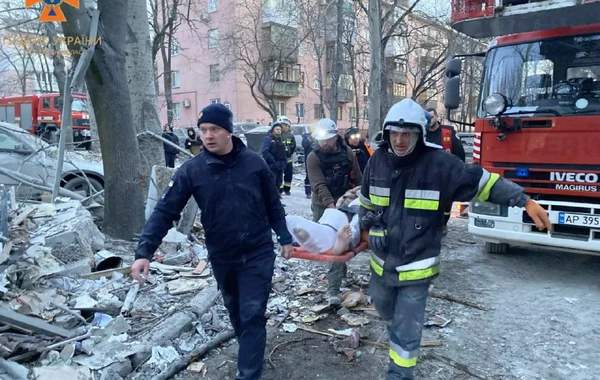 Zaporojyedə beşmərtəbəli bina raketlə vuruldu: Ölənlər var - FOTO