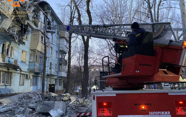 Zaporojyedə beşmərtəbəli bina raketlə vuruldu: Ölənlər var - FOTO