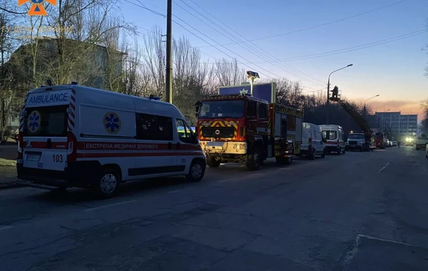 Zaporojyedə beşmərtəbəli bina raketlə vuruldu: Ölənlər var - FOTO