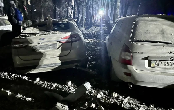 Zaporojyedə beşmərtəbəli bina raketlə vuruldu: Ölənlər var - FOTO