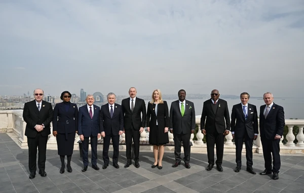 Prezident qonaqlarla Dağüstü parkda - FOTO
