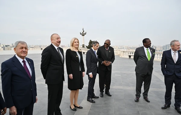 Prezident qonaqlarla Dağüstü parkda - FOTO