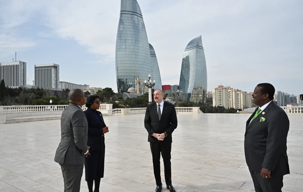 Prezident qonaqlarla Dağüstü parkda - FOTO