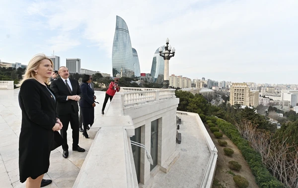 Prezident qonaqlarla Dağüstü parkda - FOTO