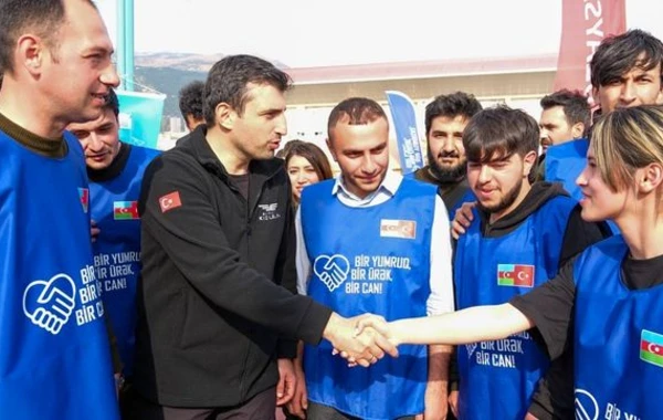 Səlcuk Bayraktar azərbaycanlı könüllülərlə - FOTO/VİDEO