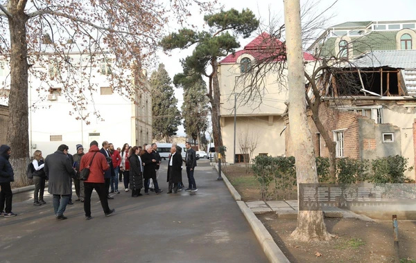 Xarici jurnalistlər Gəncədə raket hücumlarına məruz qalmış ərazilərdə olublar - FOTO
