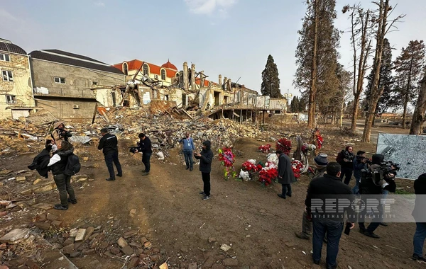Xarici jurnalistlər Gəncədə raket hücumlarına məruz qalmış ərazilərdə olublar - FOTO