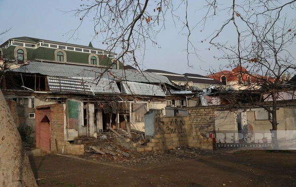 Xarici jurnalistlər Gəncədə raket hücumlarına məruz qalmış ərazilərdə olublar - FOTO