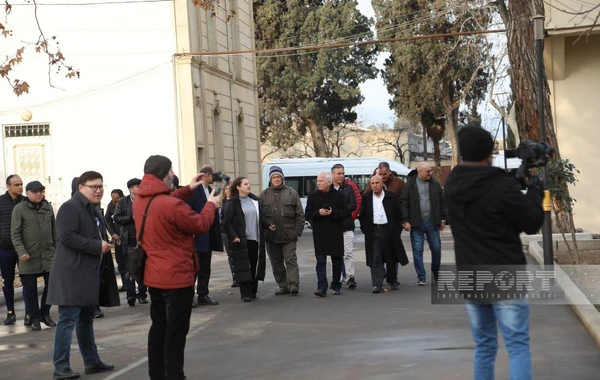 Xarici jurnalistlər Gəncədə raket hücumlarına məruz qalmış ərazilərdə olublar - FOTO