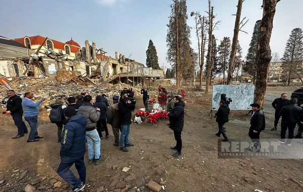 Xarici jurnalistlər Gəncədə raket hücumlarına məruz qalmış ərazilərdə olublar - FOTO