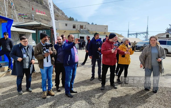 Xarici jurnalistlər Xankəndi-Laçın yolunda aksiya barədə məlumatlandırılıb - FOTO