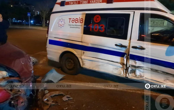 Bakıda minik avtomobili təcili tibbi yardımla toqquşdu: Xəsarət alanlar var - FOTO