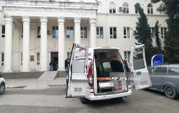 Azərbaycanda minik maşını avtobusa çırpılıb - FOTO