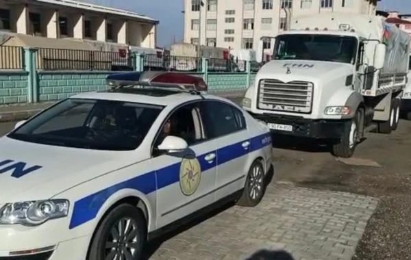 В Баку возвращается доставившая гумпомощь в Турцию вторая автоколонна МЧС - ВИДЕО