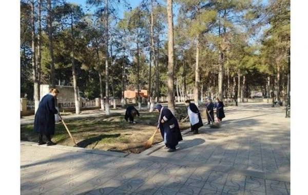 İcra başçısı tibb işçilərinə küçədəki tullantıları təmizlətdirdi - FOTO