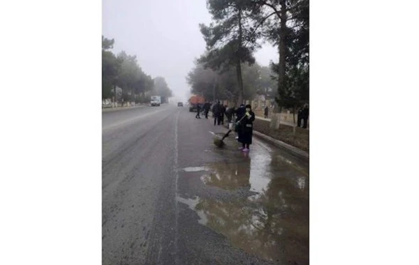 İcra başçısı tibb işçilərinə küçədəki tullantıları təmizlətdirdi - FOTO