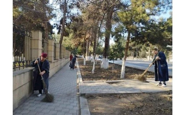 İcra başçısı tibb işçilərinə küçədəki tullantıları təmizlətdirdi - FOTO
