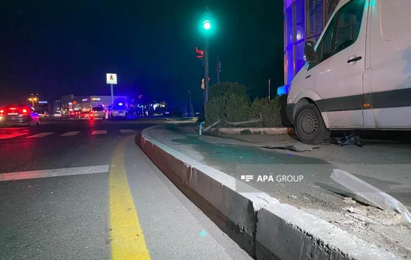 Sürücü sükan arxasında öldü, maşını piyadaların üstünə çıxdı - FOTO