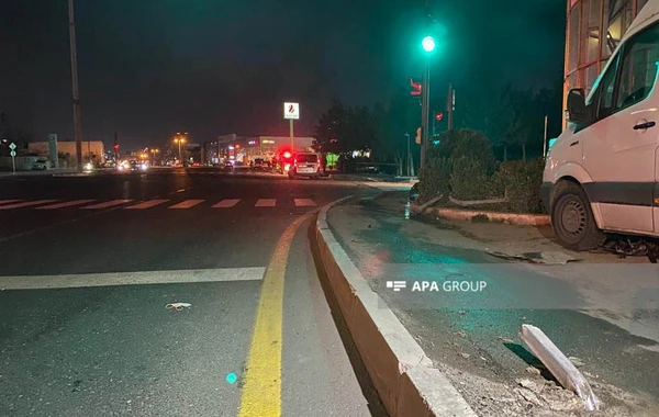 Sürücü sükan arxasında öldü, maşını piyadaların üstünə çıxdı - FOTO