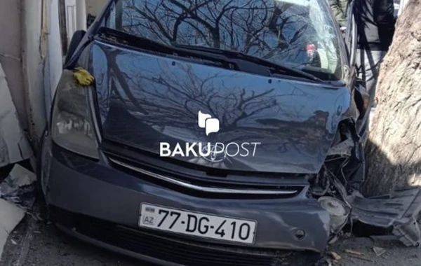 Bakıda “Prius” evə çırpıldı - FOTO