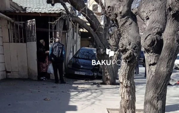 Bakıda “Prius” evə çırpıldı - FOTO