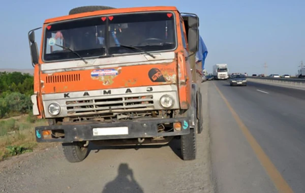DTX işçisi olduğunu deyib pul alan “KamAZ” sürücüsü məhkəmə zalında həbs olunub