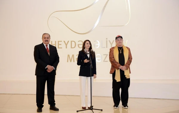 Heydər Əliyev Mərkəzində bəhreynli rəssamın “İlk qığılcım” adlı sərgisi açılıb - FOTO