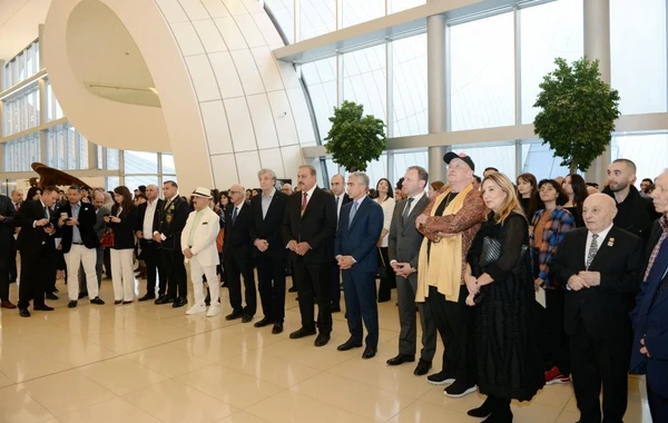 Heydər Əliyev Mərkəzində bəhreynli rəssamın “İlk qığılcım” adlı sərgisi açılıb - FOTO