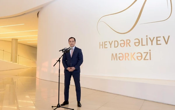 Heydər Əliyev Mərkəzində bəhreynli rəssamın “İlk qığılcım” adlı sərgisi açılıb - FOTO