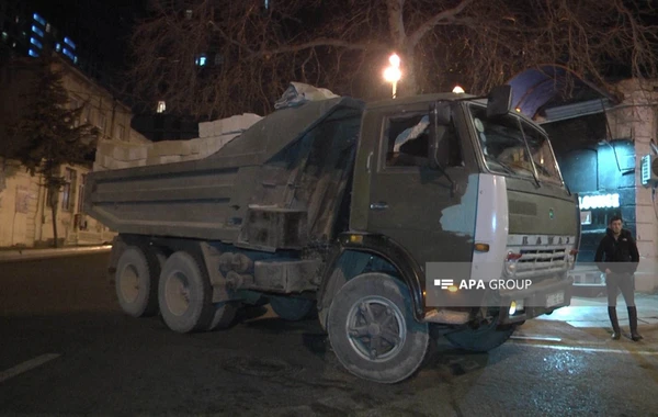 Bakıda yük maşını minik avtomobilinə çırpıldı: Xəsarət alanlar var - FOTO