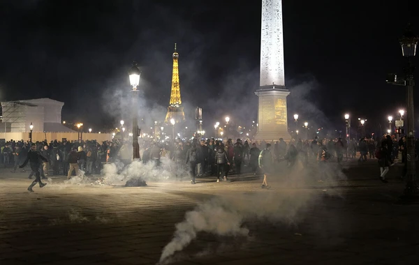 Parisdə polislər etiraz aksiyasını zorakılıqla dağıtdı: Çox sayda saxlanılan var