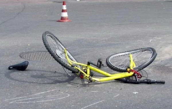 Bakıda velosiped sürən kişi və qızını avtomobil vurdu: Ölən var